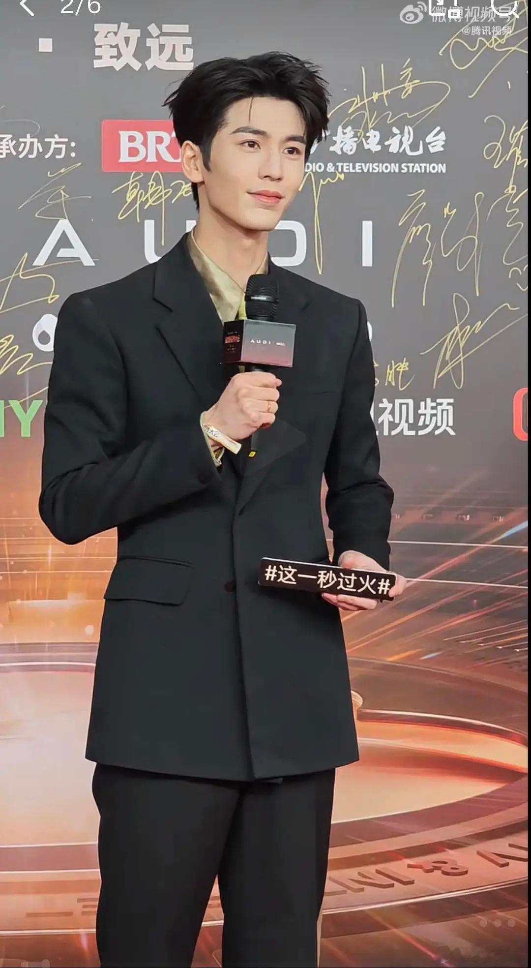 张凌赫瘦的有点脱相了​​​