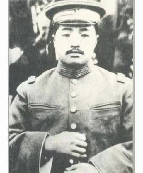 历史知识南昌起义后，在南下广东的路上，贺龙火线入党。在广东，贺龙的军队全军覆没