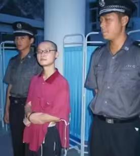 2005年法庭上，一个22岁男生听到死刑判决后，竟然转头对着受害者家属微笑鼓掌。