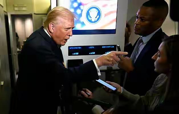 特朗普骂女记者“猪”？三重矛盾撕烂美式民主遮羞布特朗普这波操作简直猖狂到没