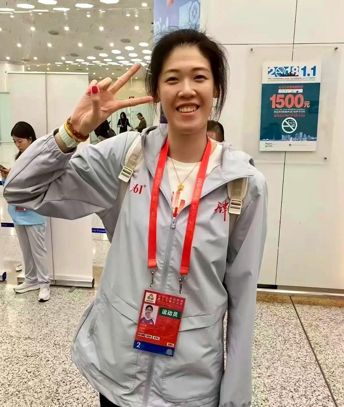 李盈莹刚到意大利，一下飞机，俱乐部队医就拿着冰袋在等了。人家还给配了会中文的