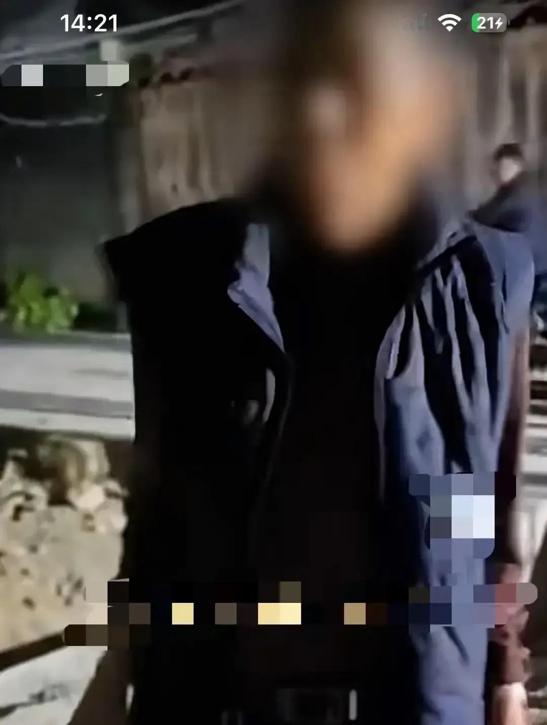 潮州一男子趁邻居半夜打地基，偷偷溜进去埋鸡骨头。监控里他猫着腰，把塑料袋往土里