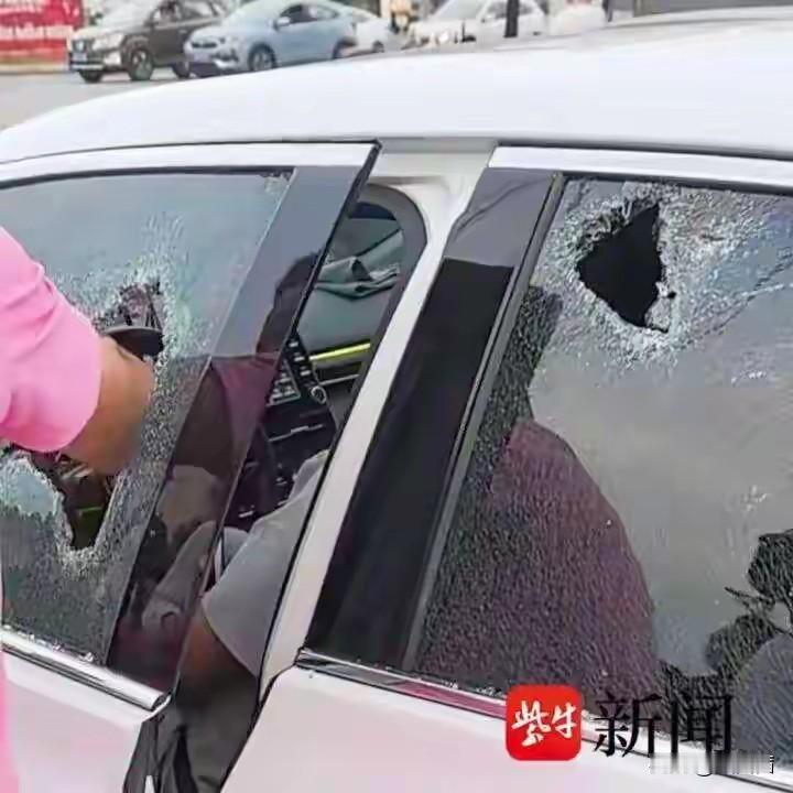 女护士街头顶车救人爆红全网，获赠新车却选择捐献，太让人敬佩危急时刻挺身而出
