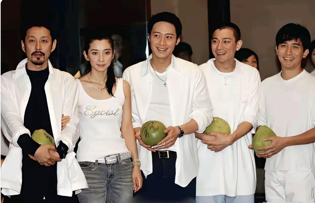 年轻时的陈道明、李冰冰、黎明、刘德华和梁朝伟五个人在一起，陈道明看着最帅！每