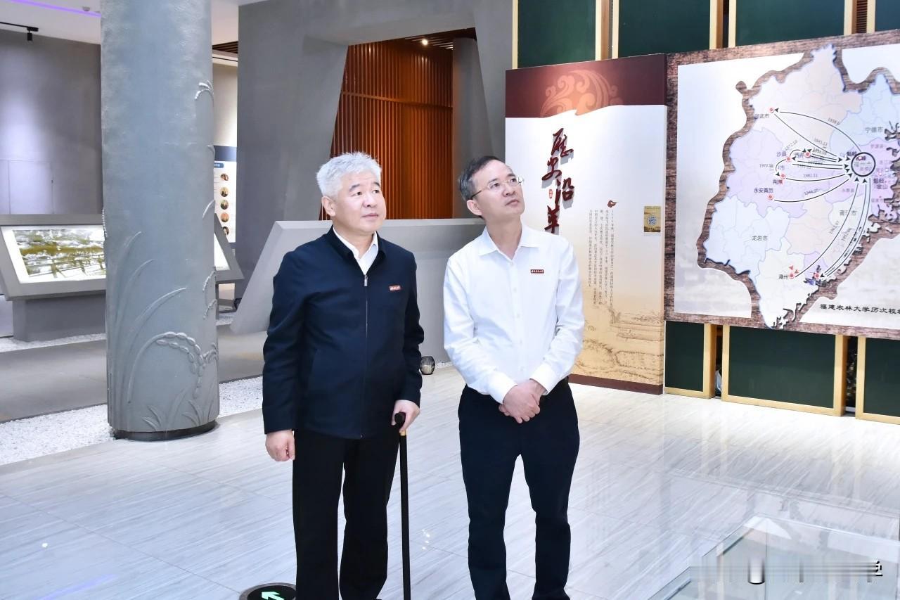 带着拐杖参加工作的大学一把手应该很少见吧，这事就发生在了福建农林大学赖海榕书记身
