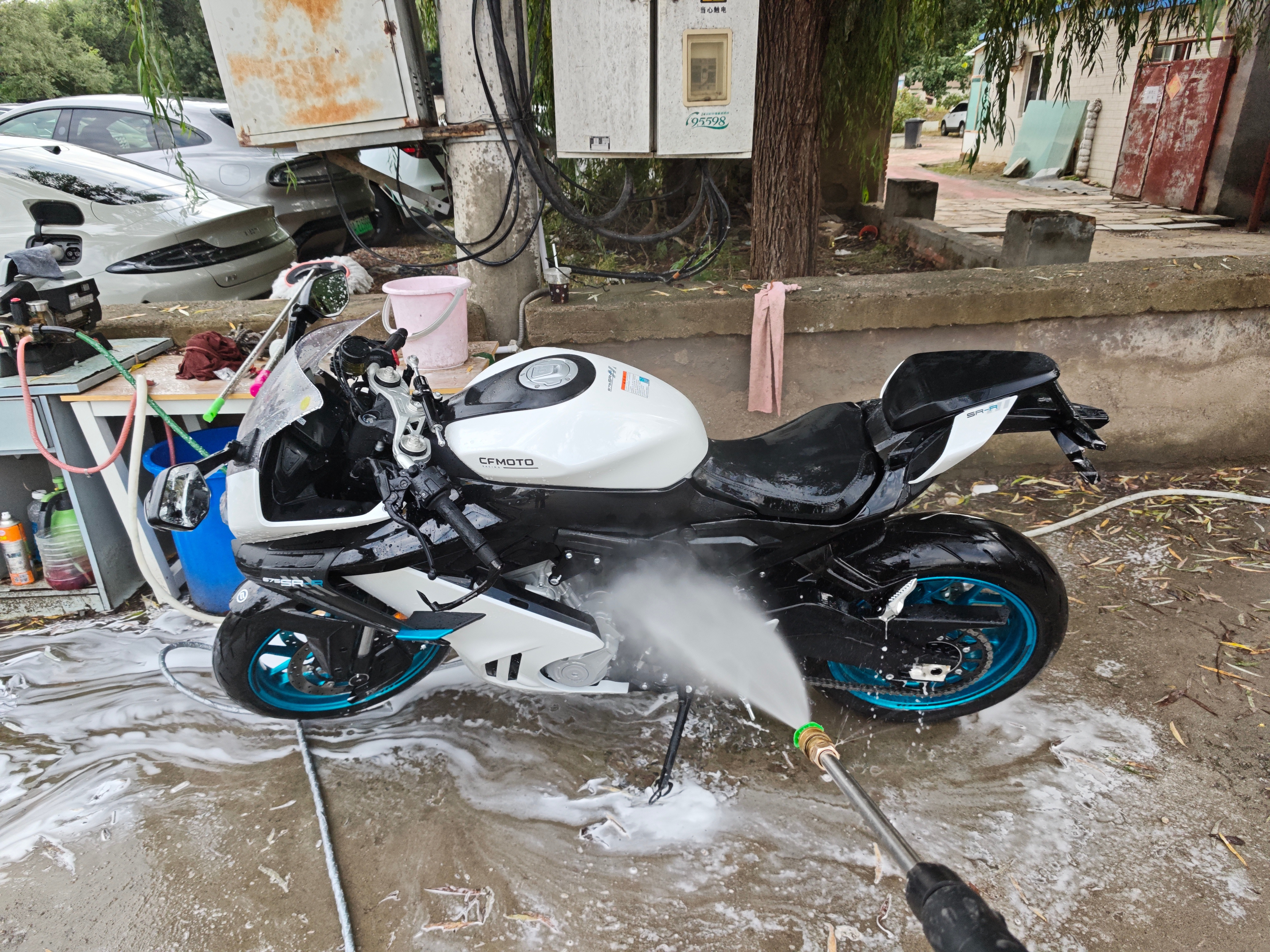 平时放着也不骑，但必须干干净净！没事就来蹭个免费洗车[doge]​​​