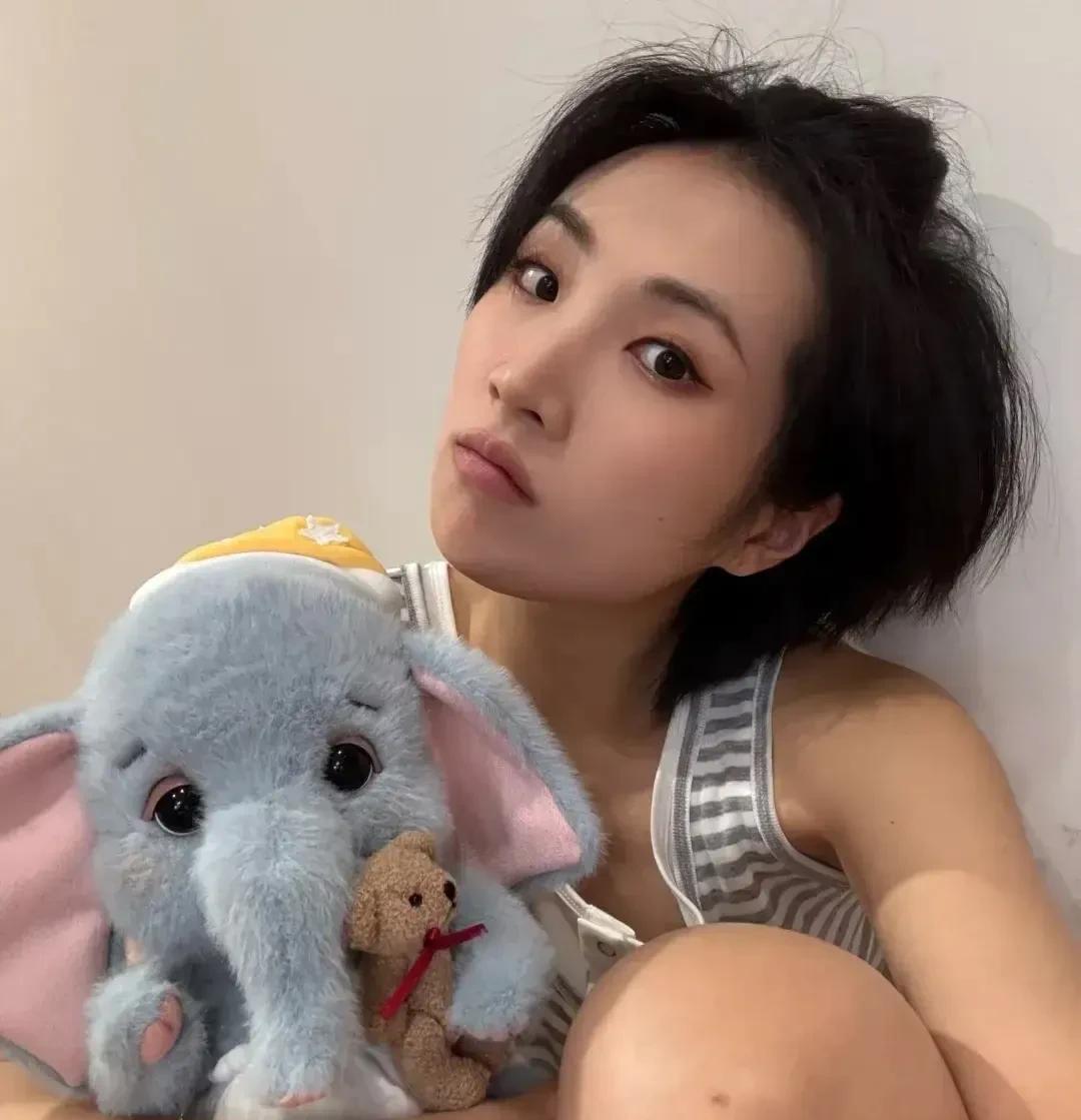 姚安娜，真是一个狠人！她把自己瘦成了一道闪电，起初我还以为这是哪位，结果才发现