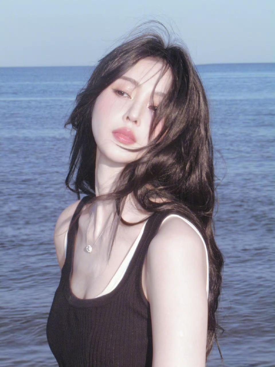 魅力四射，在水边看到一个美艳的小爱[害羞]张天爱娱乐