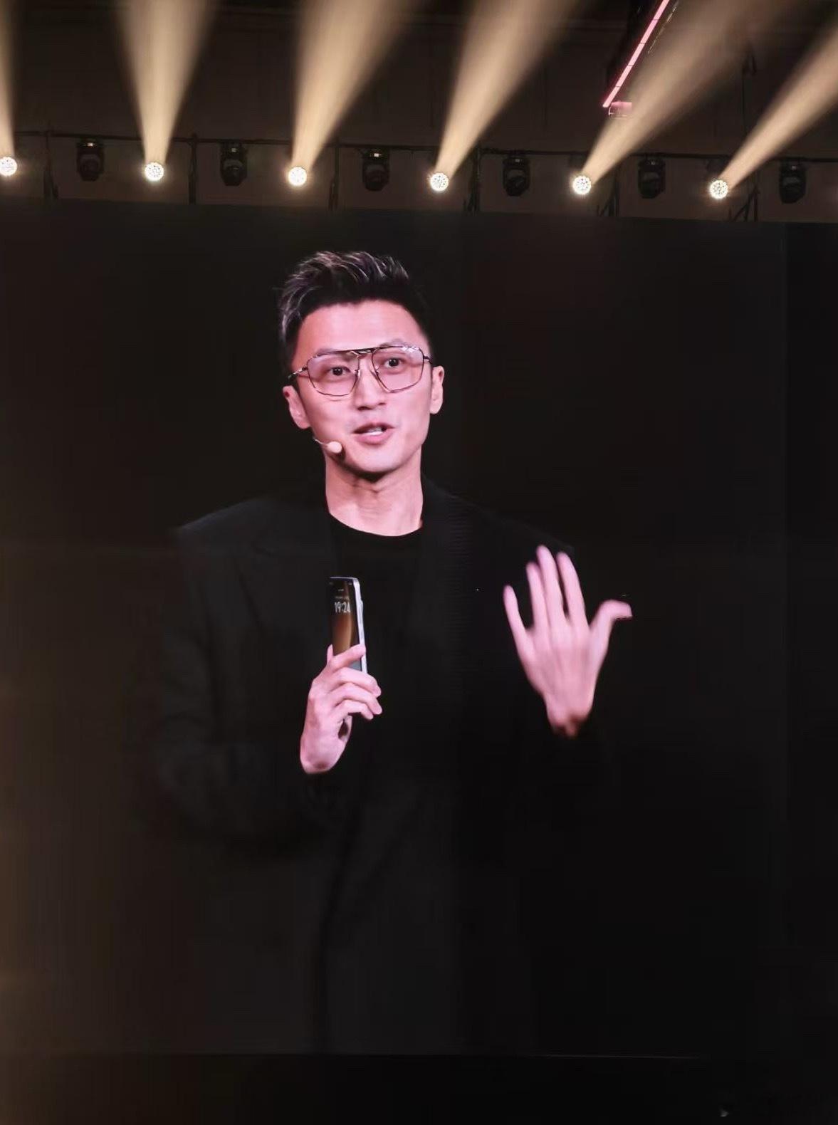 wow，谢霆锋来了荣耀发布会我这个位置真好谢霆锋还是这么的帅啊！荣耀