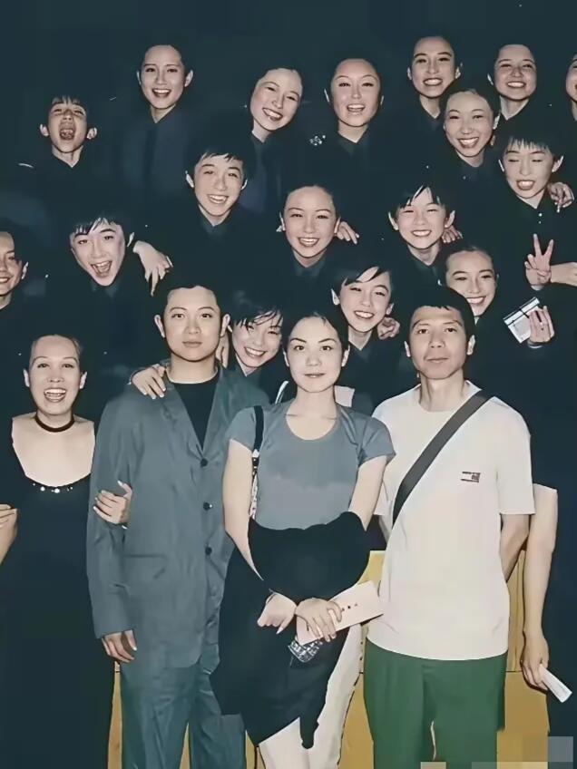 王菲身边的帅小伙是谁？有认识的吗？​​​