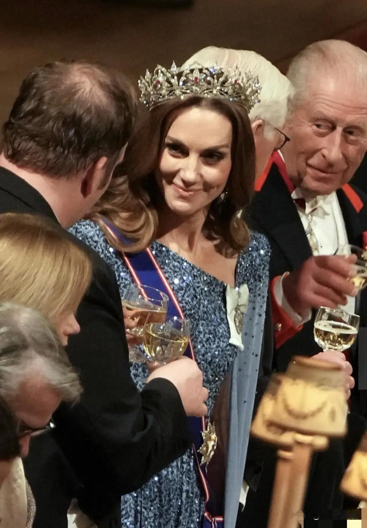 谁看了不说凯特王妃这波是真·熬出头了！43岁凯特也太绝了吧😭一身天蓝色闪钻