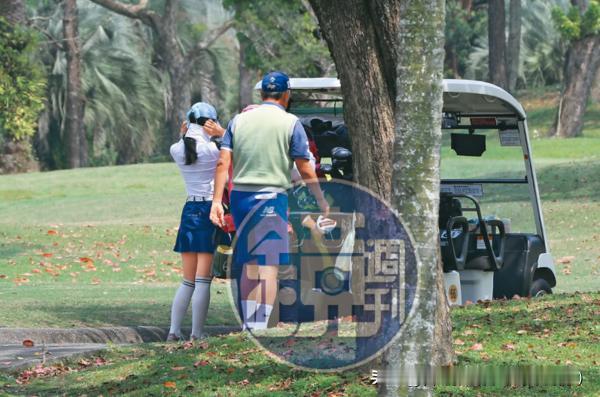台湾首富之称的郭台铭，身家高达四千八百七十二亿新台币，他与妻子曾馨莹结婚十八年，