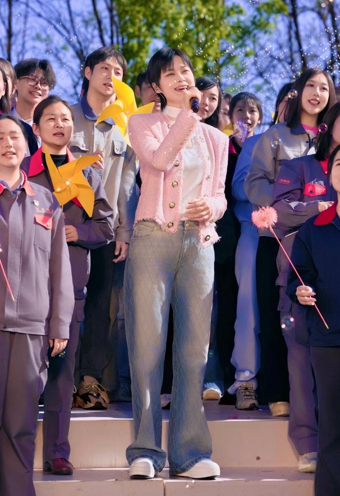今天李宇春亮相五一晚会，她这回搭配的很粉嫩，超有女性魅力，和平时的她判若两人。
