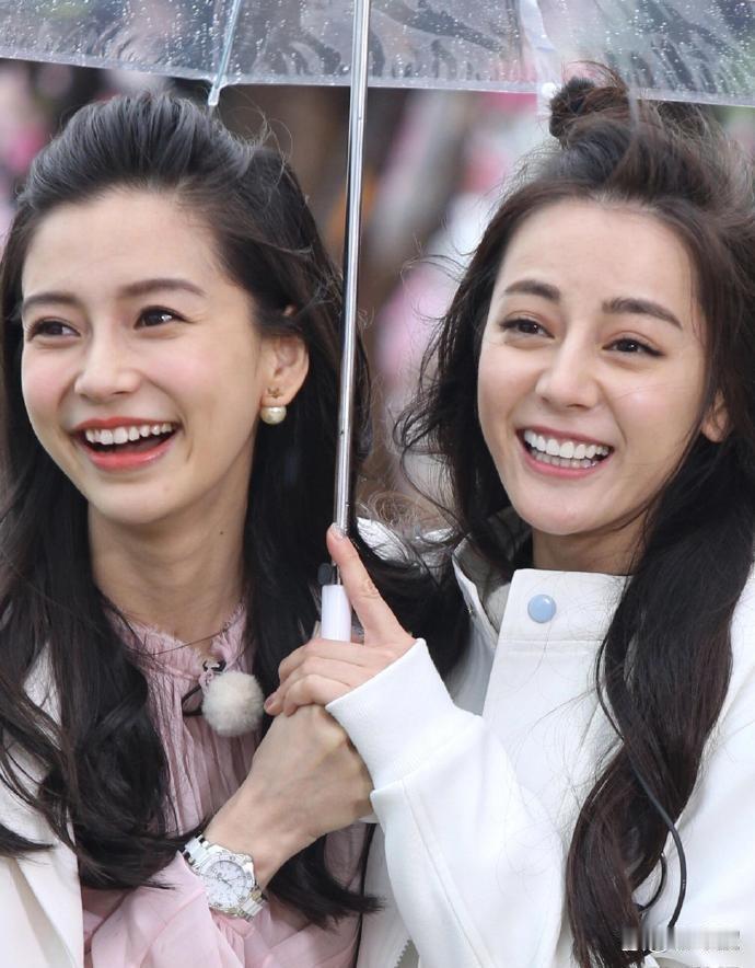 迪丽﻿热巴和‍‏‏angelababy，9年前跑男同框‍的画面又‍被人翻‌‍出来