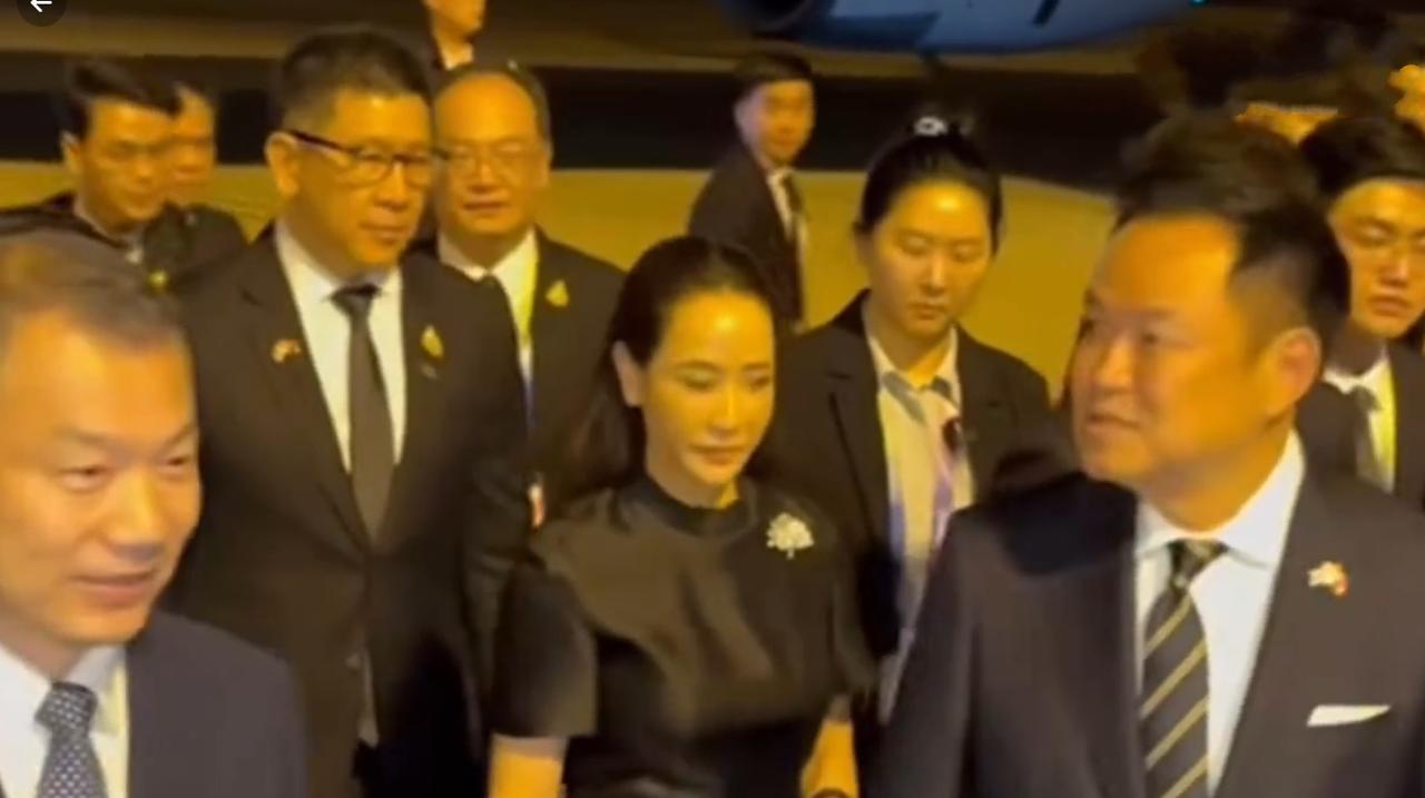 泰国总理夫妇抵达上海，80后总理夫人梳着一头黑长直穿着小黑裙，美翻！7月16日晚