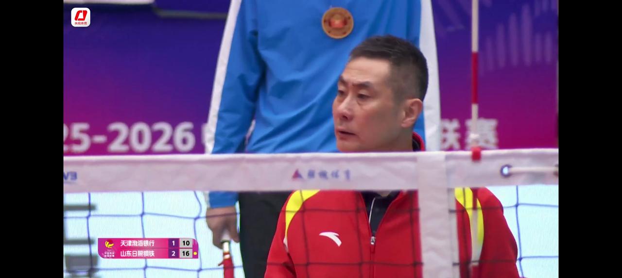 天津女排长期奉行“拿来主义”、依赖引援，忽视本土青训，导致人才断层，与国家女排人