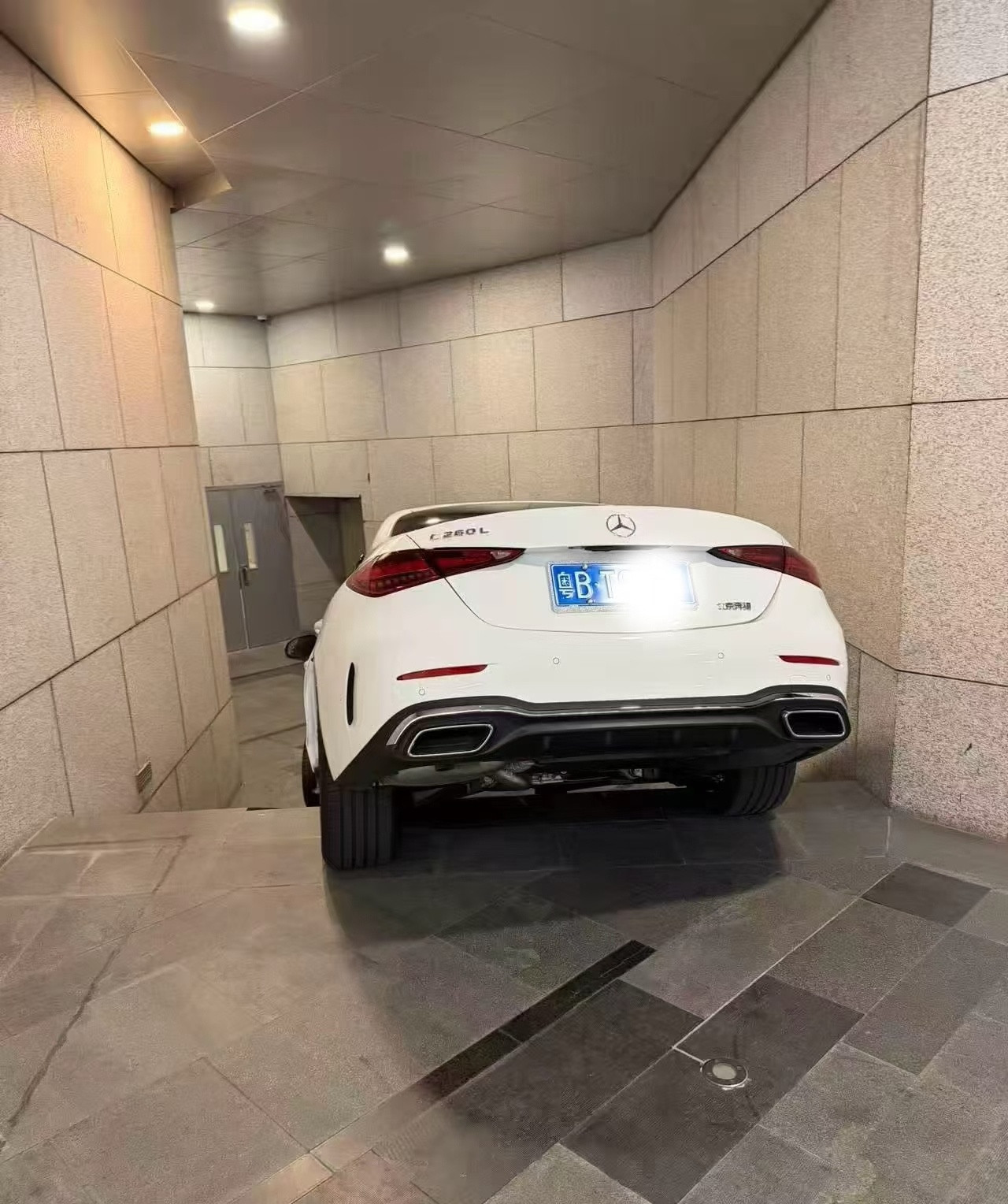 有时候这些路拍真的挺误导人的，特别是地上还有个阶梯的坡度更容易误导，不过经常去罗