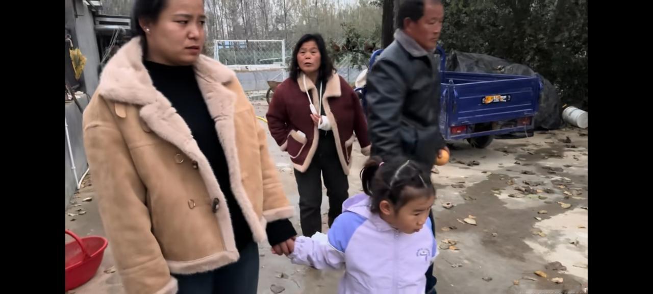 老壳子为什么会在直播间站一天？每到李佳直播带货，老壳子准时到场，即使站在门外，