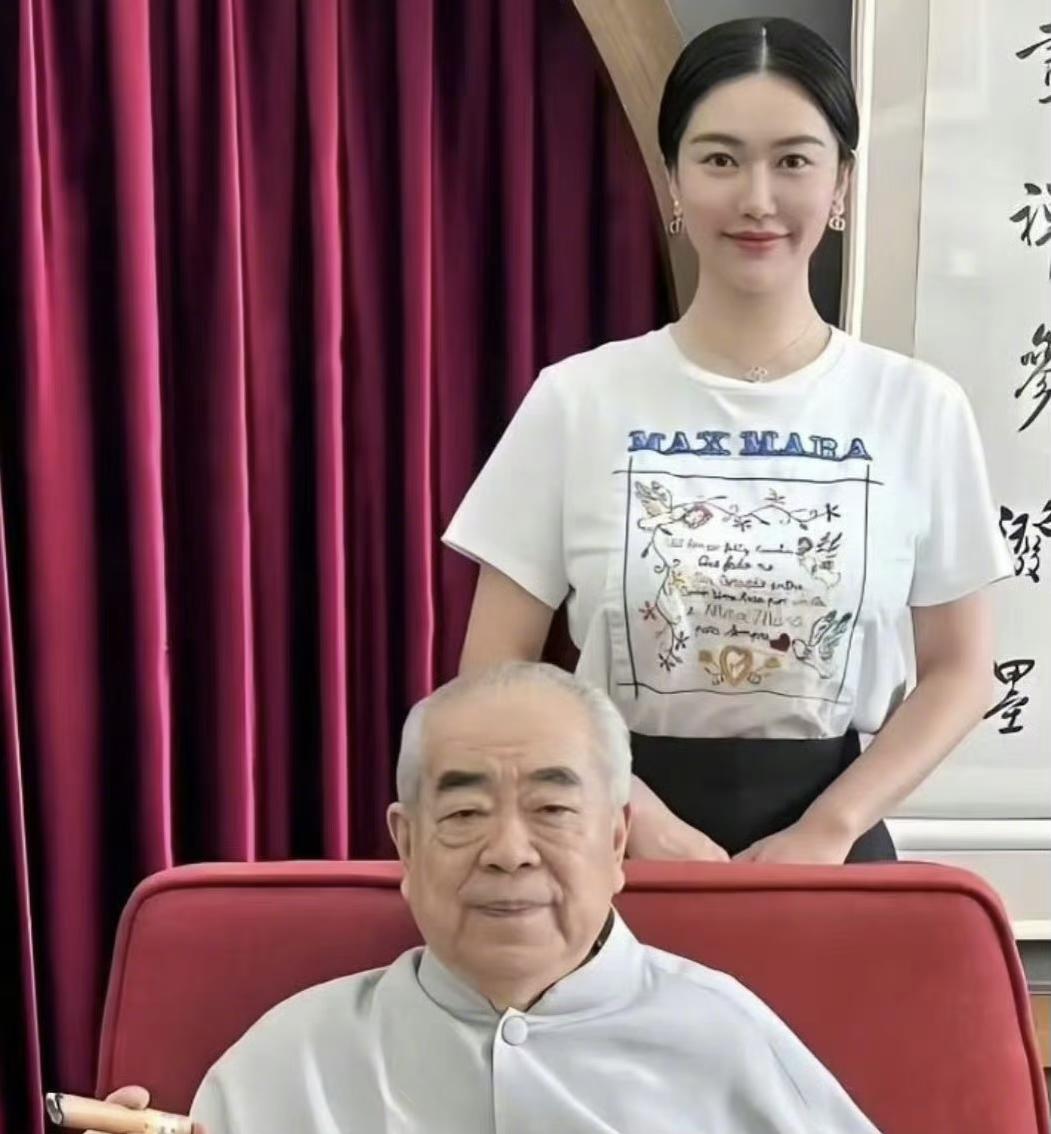 果然字少事越大，最近87岁的著名书法家范曾发声明无非表达了以下几点意思：1.断绝