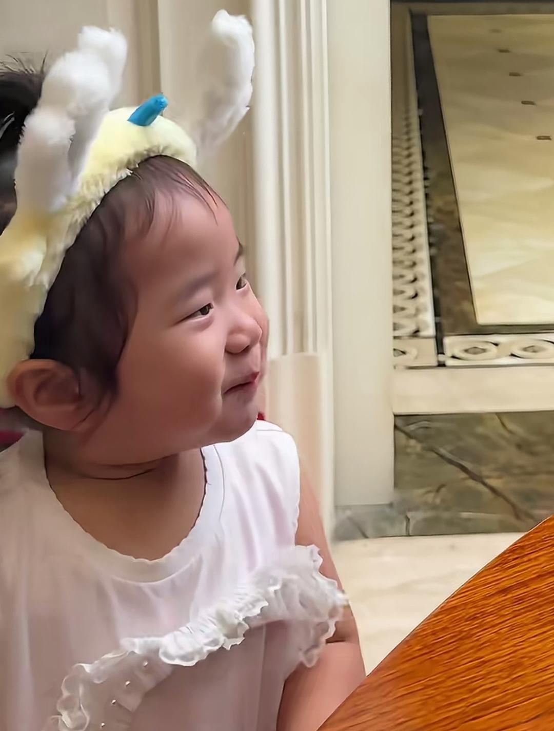 张纪中的四女儿小龙珠，感觉好可爱也好有趣的样子。她看爸爸和哥哥姐姐在用英语交流，