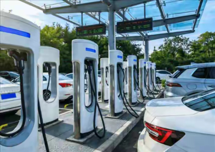 1780万辆电车挤上高速，这个数字比去年多了三成。充电桩够不够用，排不排得上队，成了每个电车车主出发