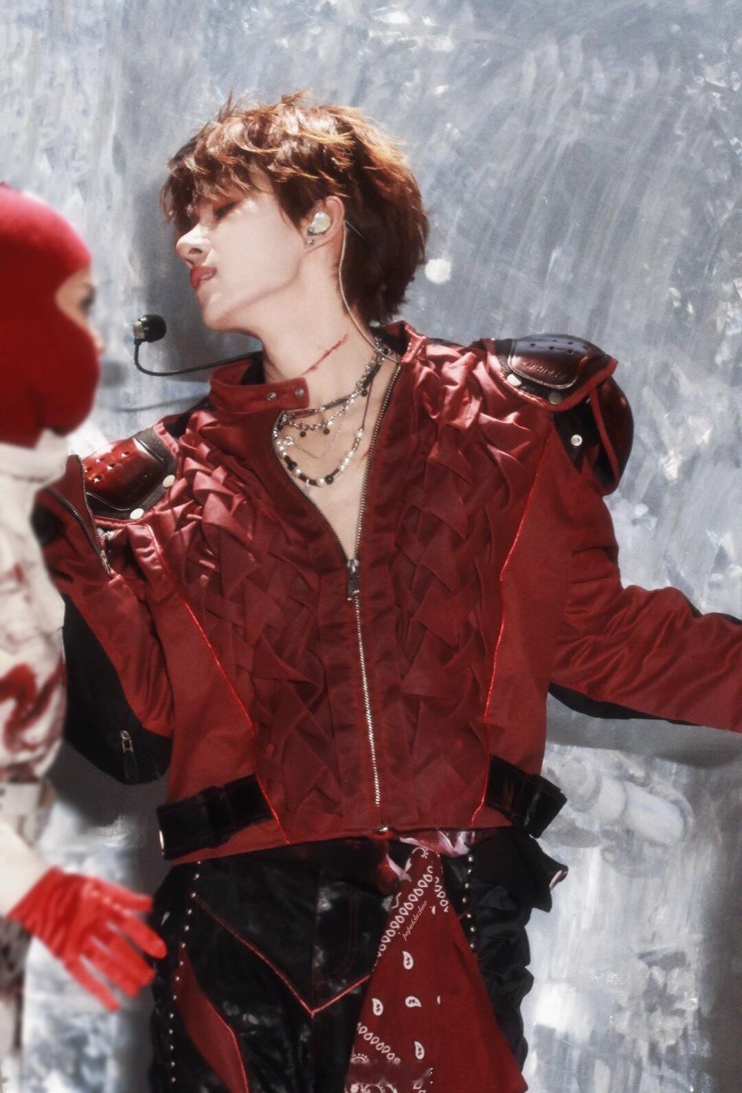 这两个太帅了像漫画走出来的没有跟其他人比较但是自己觉得他两舞台很出圈十个勤