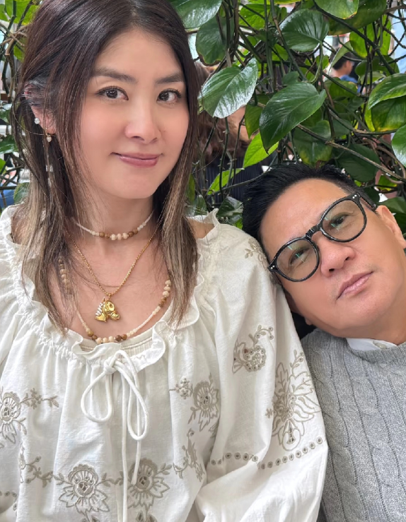 张家辉真是人帅胆子大他这个姿势要是放在内地娱乐圈估计用不到三秒就会直接把他送上