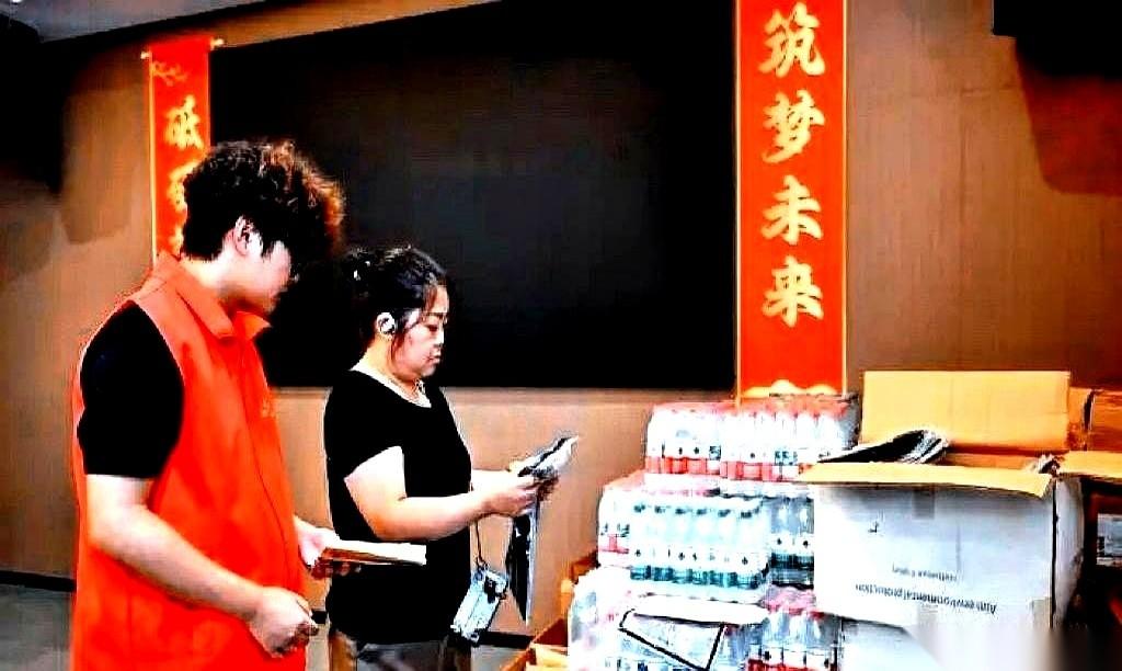 眼睁睁看着半辈子的心血被泥石流瞬间吞没，最后手里攥着最高5万块钱的补助。换你，