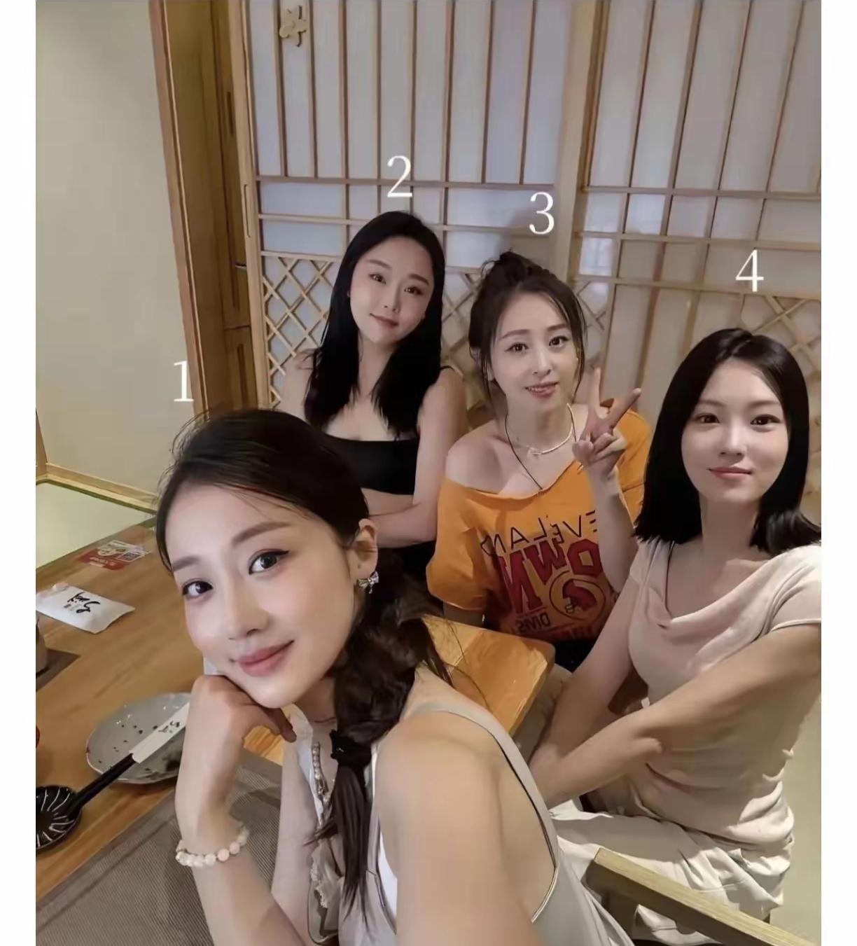 很奇怪，问了几个朋友，让他们在这四个女生中选择一个做老婆，结果4号最多，反而是2