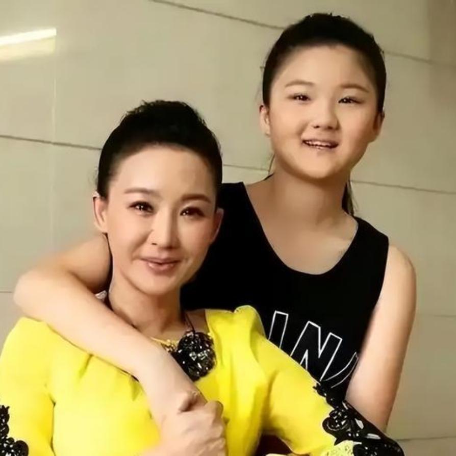 买宝瑶太励志！被耽误五年青春，自学逆袭考上北电孙楠女儿买宝瑶年少怀揣演员梦