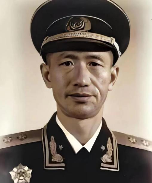 1933年，红九军军长何畏突然拔出手枪，对准作战科长周希汉的脑袋，连开5枪，子弹