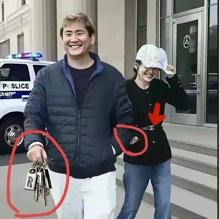 年轻人怎么可能没有社交软件，网上什么痕迹都没有，雁过还留痕呢，除非她是原始人