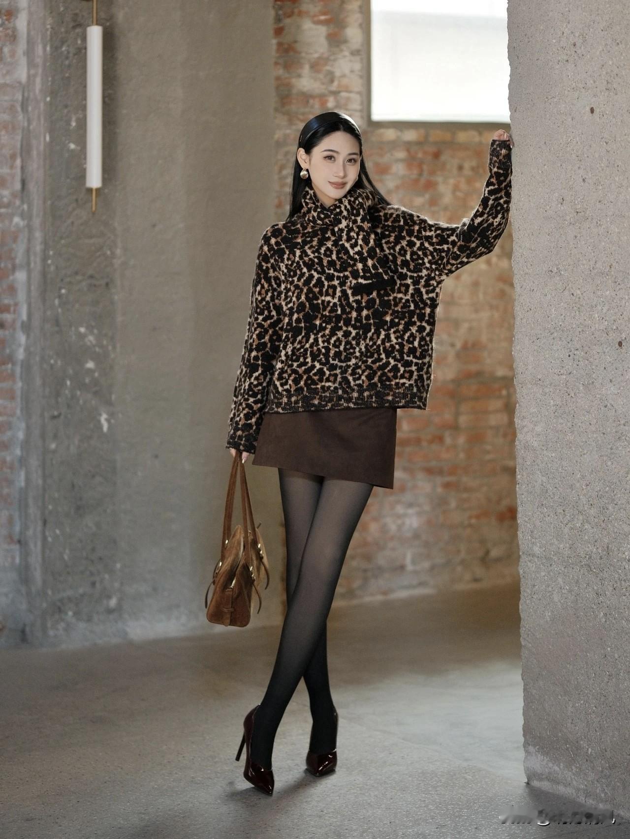 说实话，我以前一直觉得豹纹挺难穿的，容易显土或者太夸张。但最近试了件豹纹毛衣，真