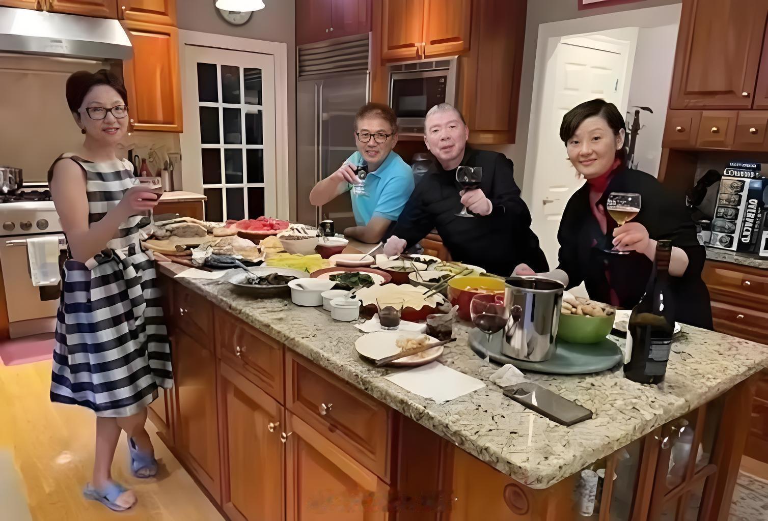 冯小刚电影《抓特务》这几天很火！网友扎心评论：“你心疼他，他认识你是谁？”说得对