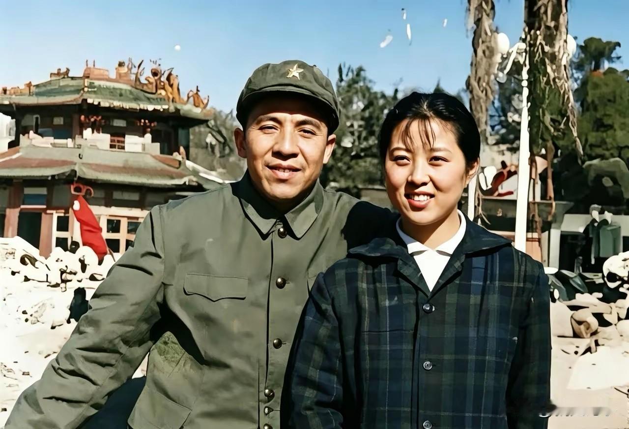 1972年，北京颐和园，31岁的杨洪基与妻子的新婚不久的温情时光。镜头下，杨洪基
