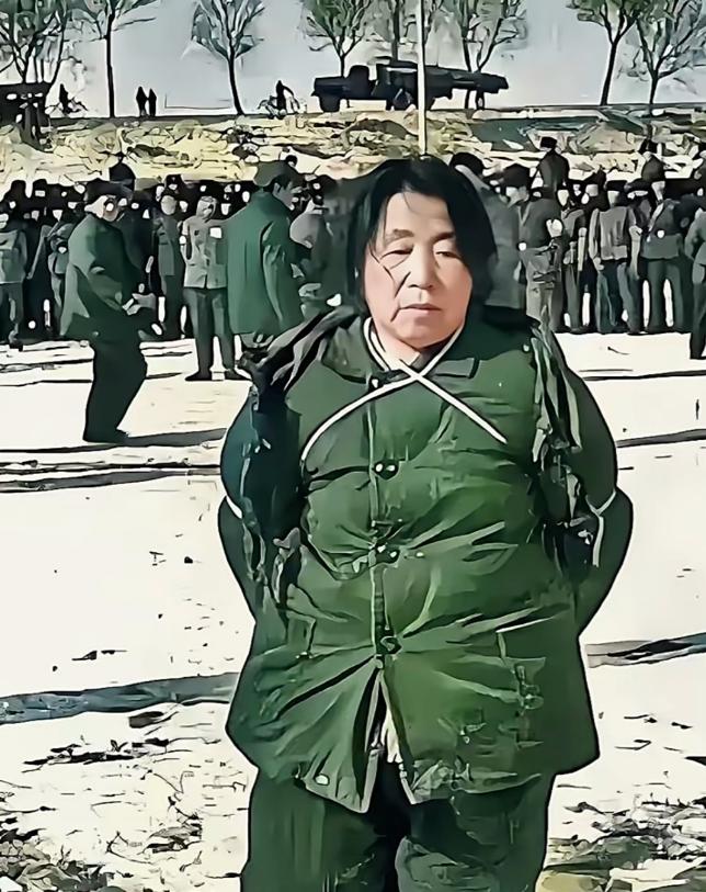 1980年2月8日，五千余人聚集在哈尔滨工人体育馆参加王守信的审判大会。王守信被