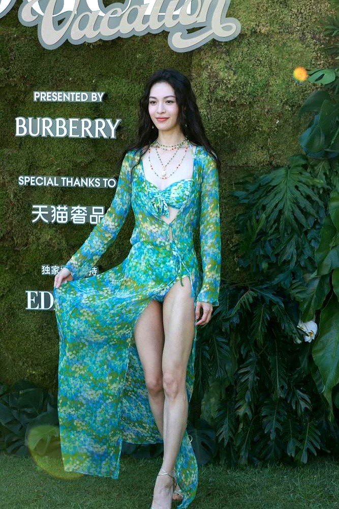 2026年6月上海VOGUE红毯。钟楚曦穿了件1987年的古董高定。这件YSL礼服全球只剩两件。算下
