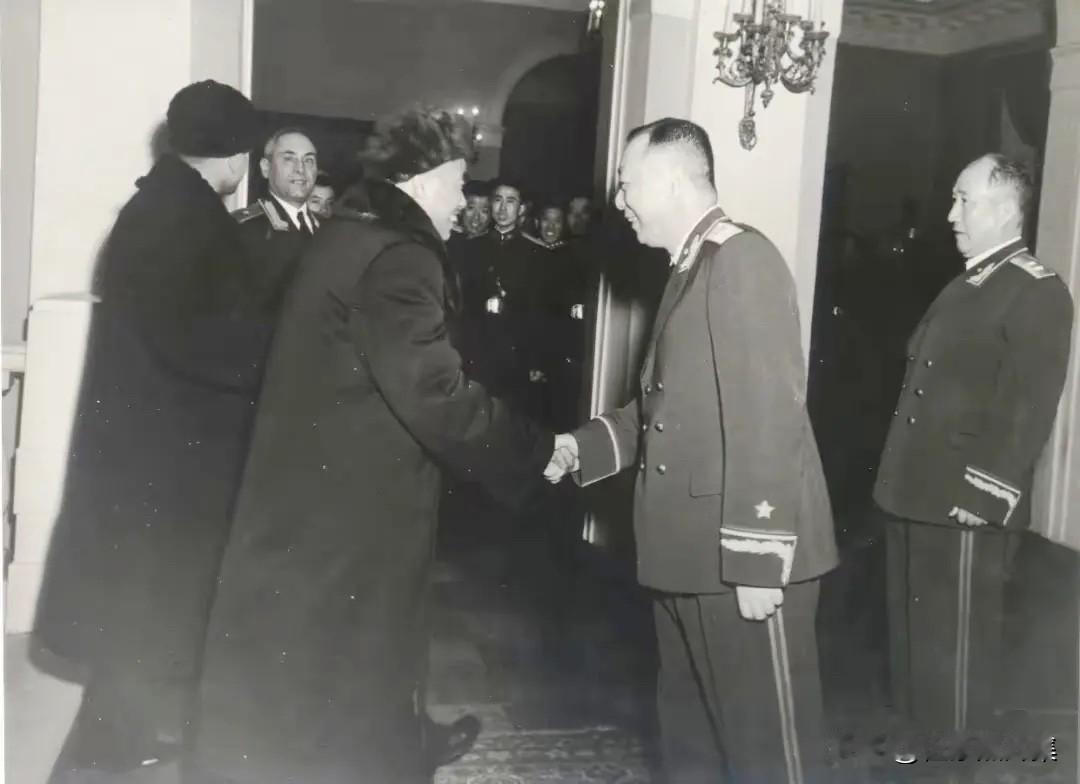 1956年2月13日，在苏联的列宁格勒军官之家，举行了中国在列宁格勒学习时军队干