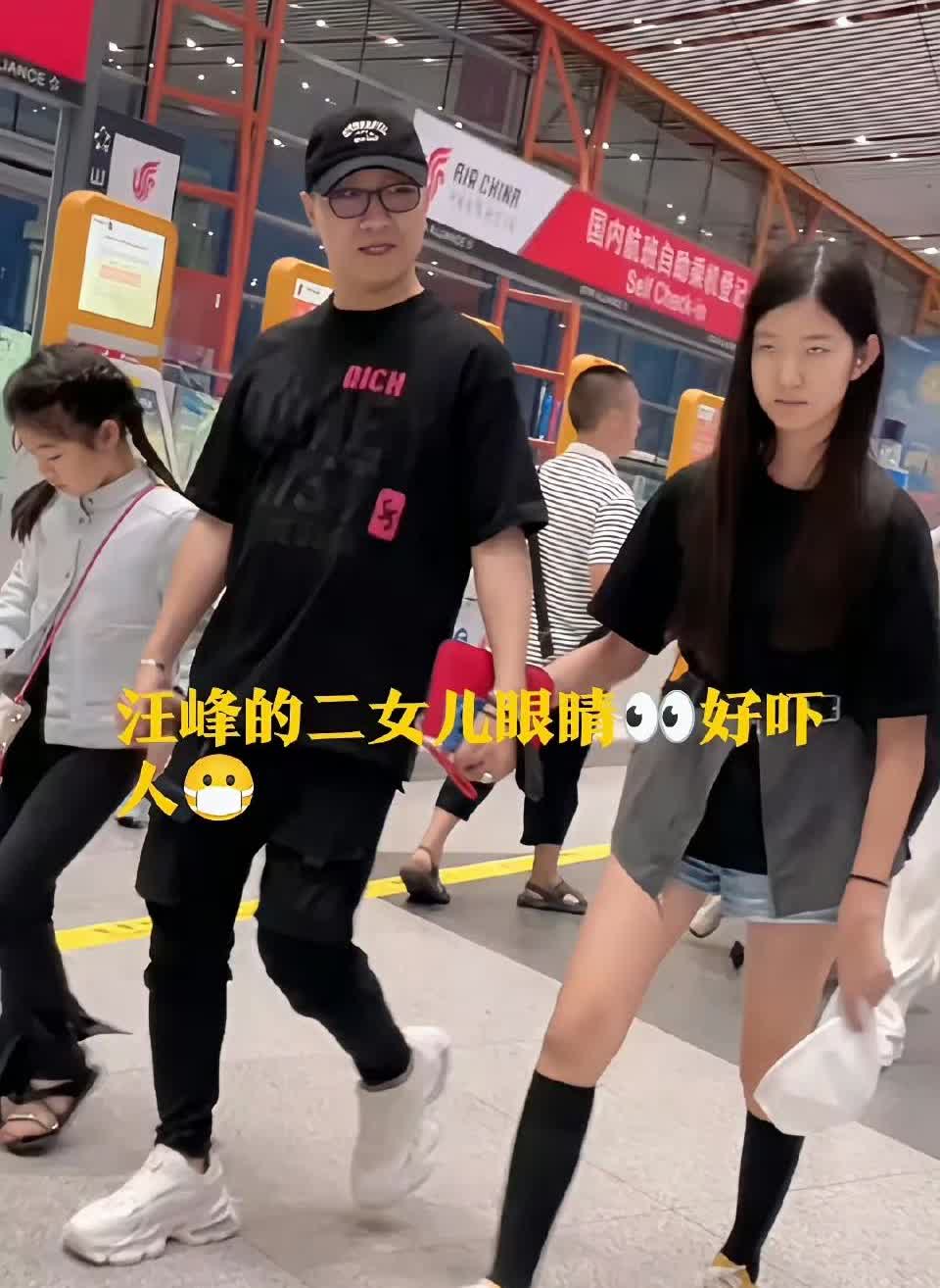 汪峰家二女儿这个眼神是咋回事，看着老吓人了！最近汪峰一口气把四个孩子全部带出去旅
