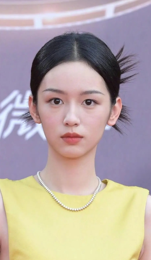 精修各种神图的周也如果看她的生图属于诈骗级别的吧...