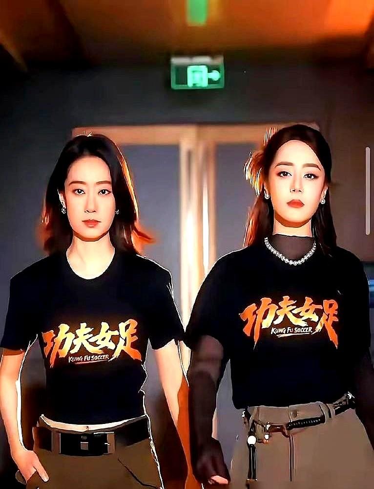刘嘉玲当众把话筒递给张小斐：“星爷有没有单独请你吃饭？”全场瞬间安静，都在等