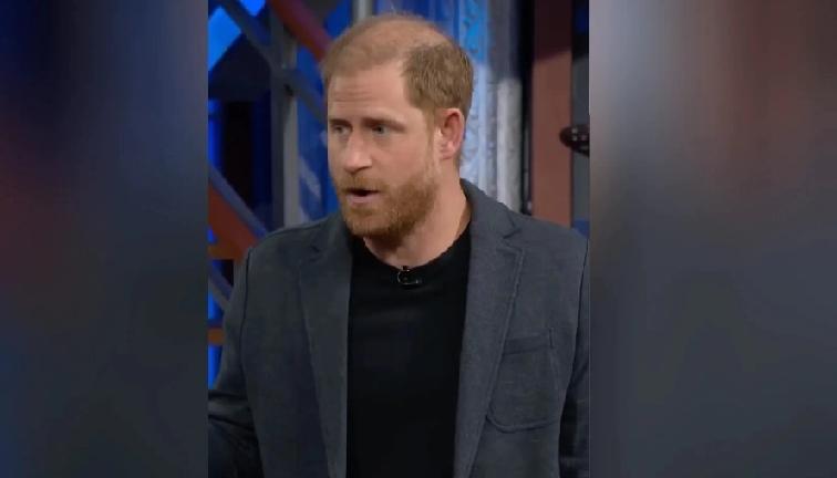 【哈里王子狠怼特朗普！脱口秀暗讽：美国人选了个“国王”】12月3日哈里王子出现