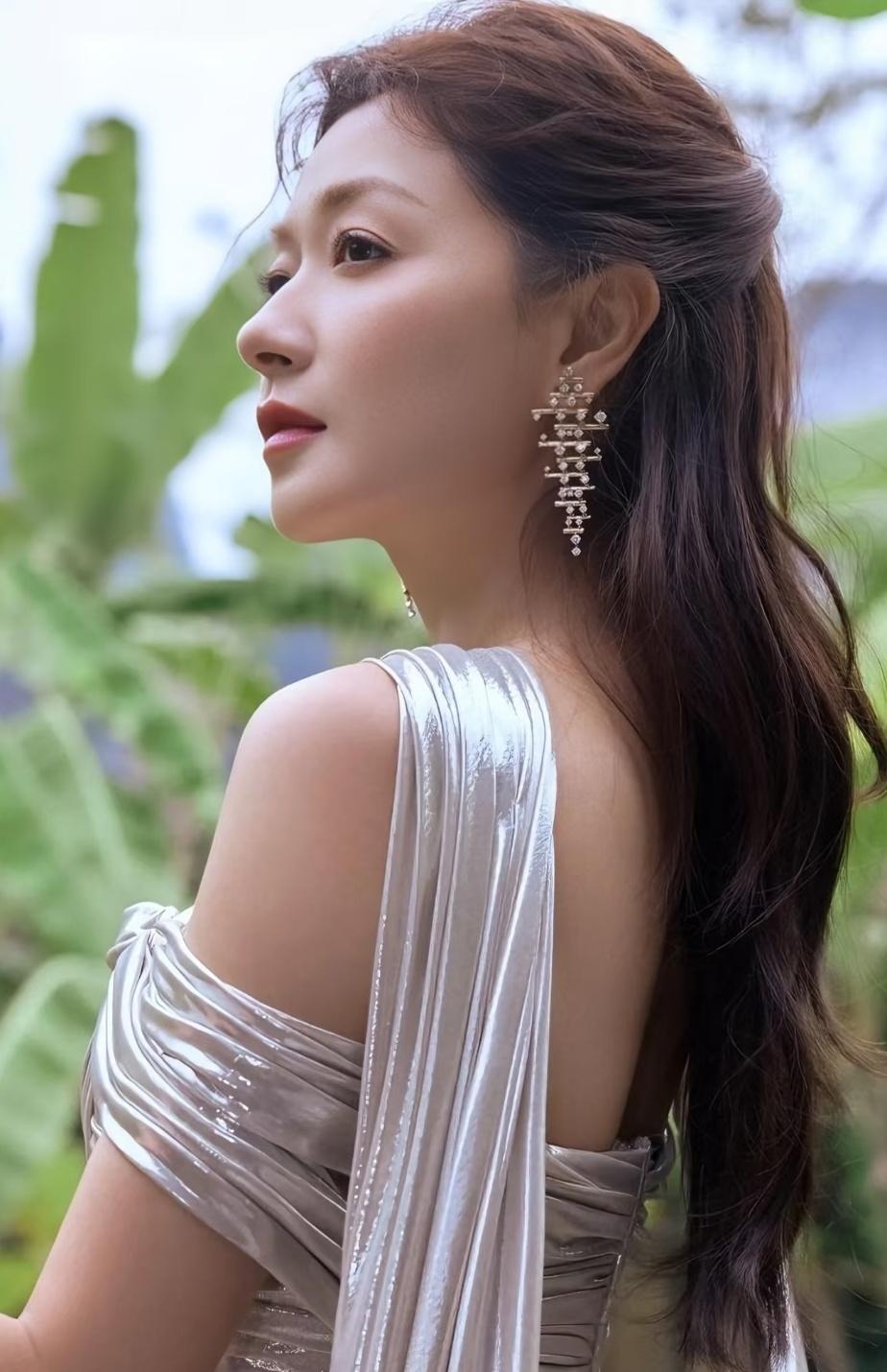 现在和10年前对比，万茜的面相真的变了当被问及，现在和10年前对比，有什