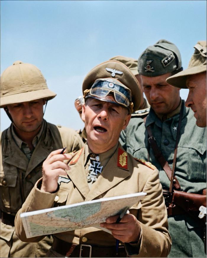 北非战场上，隆美尔及部下正在与意大利军队将领商议作战计划！看图提问，戴殖民军军帽