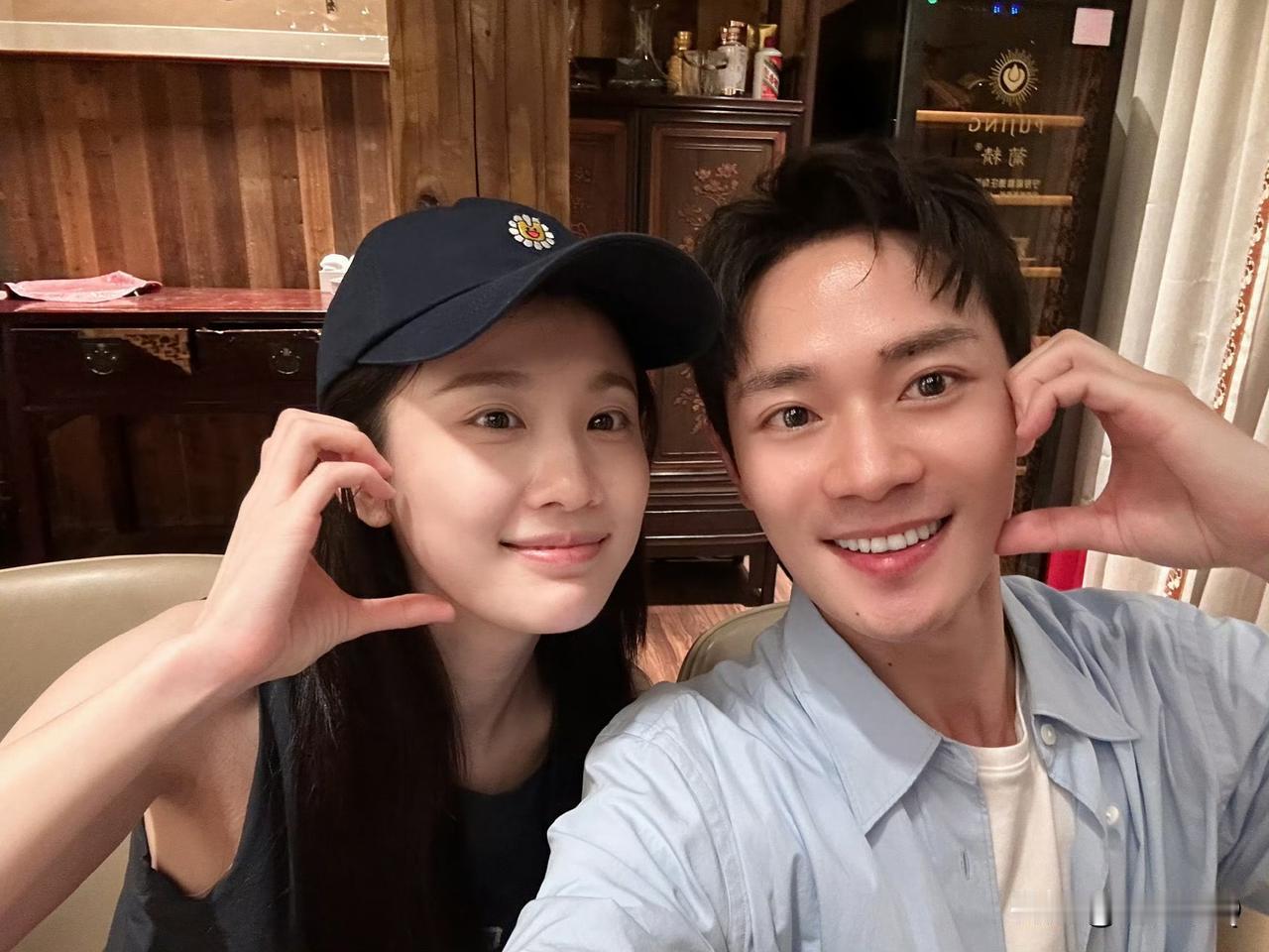 曹骏和张慧雯简直配一脸啊，太有CP感。曹骏的眼睛里永远是那么闪亮亮的，牙齿没做烤