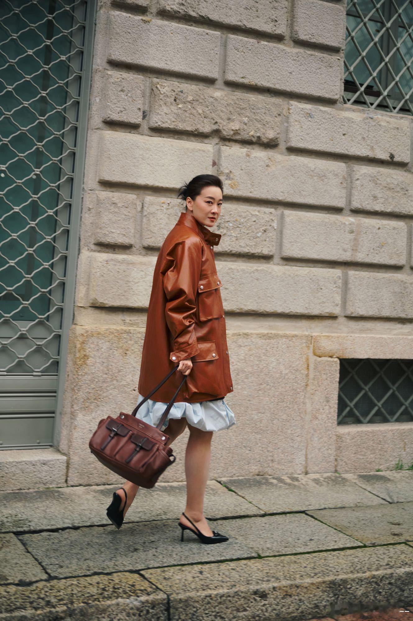 贾玲好A贾玲米兰时装周看秀出发图，干练与松弛感完美融合！她用简单的单品打造出高