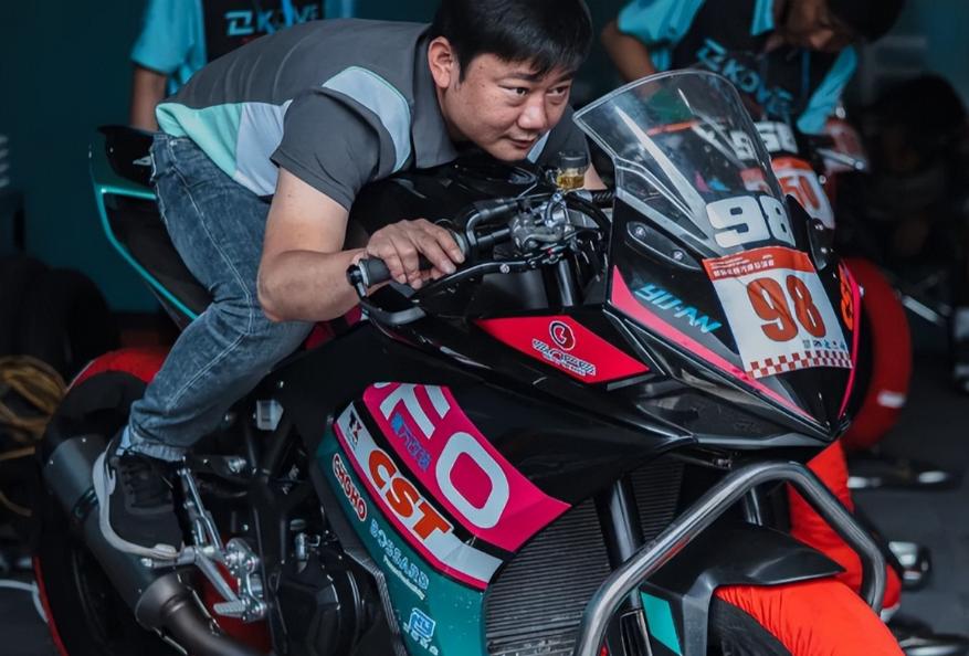 张雪机车×大疆官宣！中国品牌天团再添猛将，赛场高光被全程记录张雪机车正式官宣