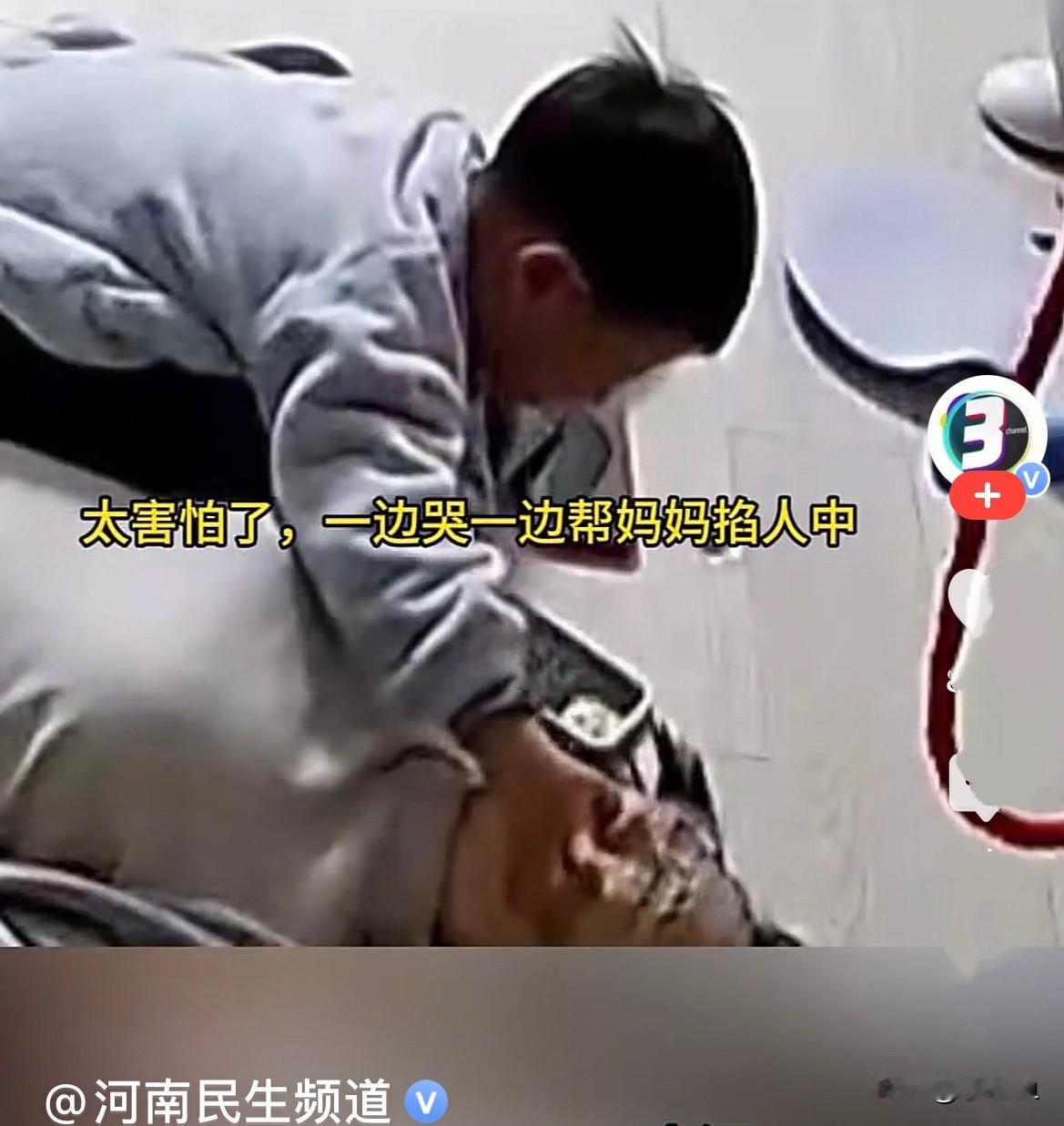 近日，山东一妈妈和5岁的小男孩在家，妈妈坐在凳子上，突然昏厥直接后仰就倒在了地上