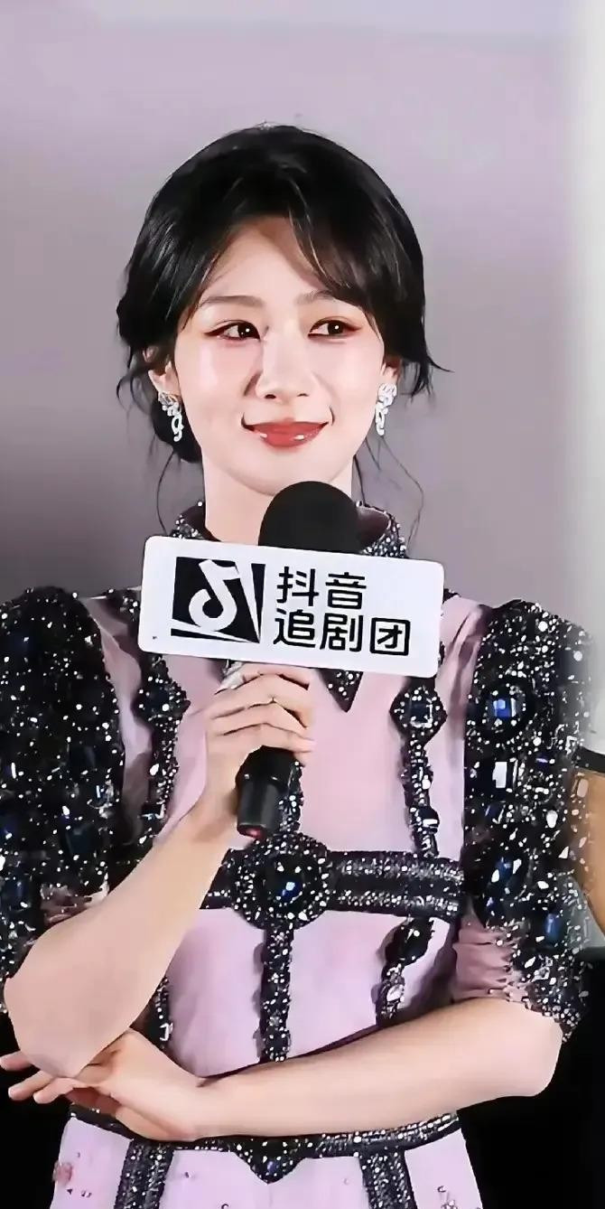 为什么有钱人追不到杨紫？首先杨紫不缺钱。咱就说现在这娱乐圈，有钱人追星追