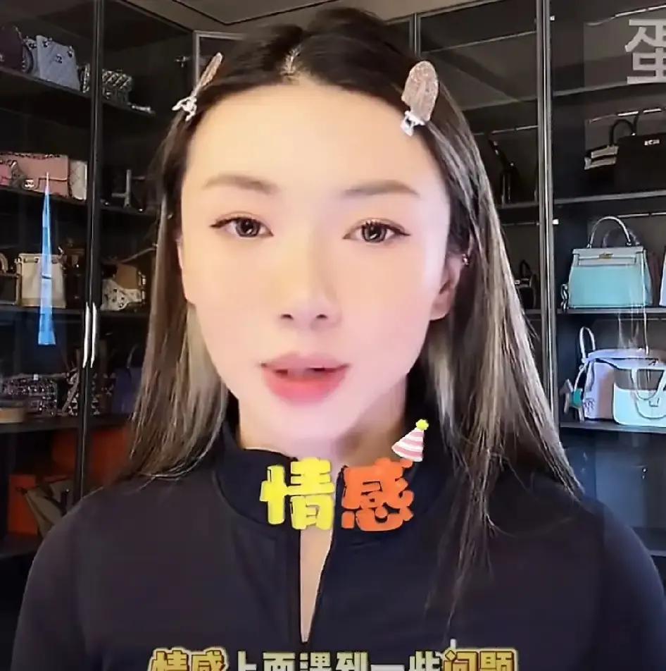 程晓玥妈妈走后她整个人像被拔掉电源。我刷到她抱着迪奥高定哭那场直播，妆全花掉